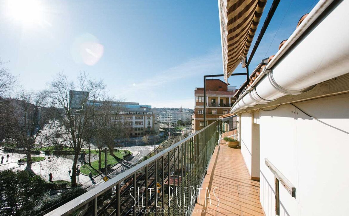 Comprar piso en calle Huertas en Gros, con terraza, 1 500 metros de la playa de La Zurriola y con plaza de garaje