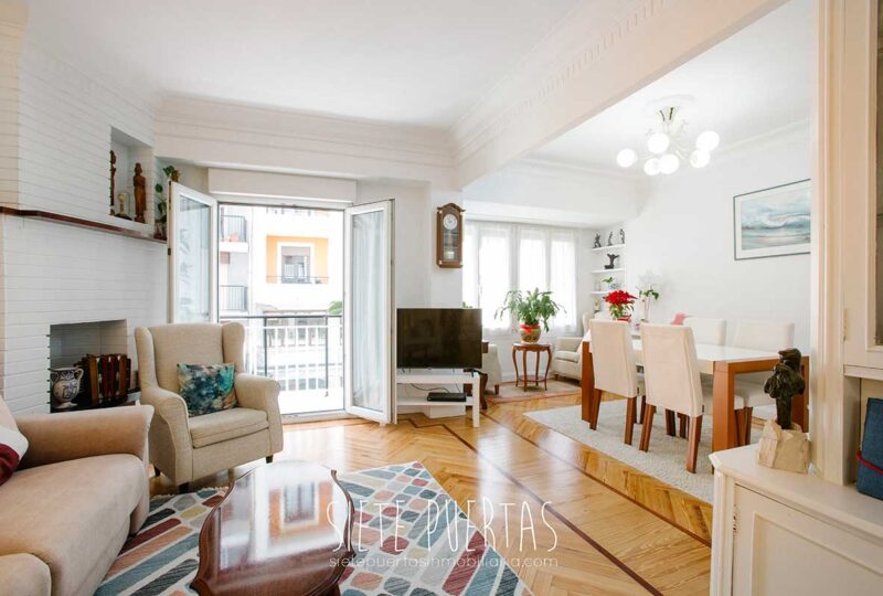 Piso en venta en calle zabaleta en Gros. 155 m2 a 300 metros de la playa de La Zurriola y a 1 km del Ayuntamiento y playa de La Concha