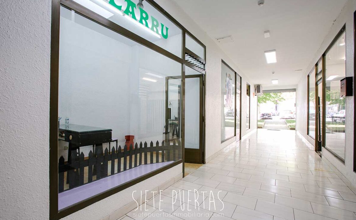 Local comercial en venta en Bidebieta 1, La Paz. En galería comercial.
