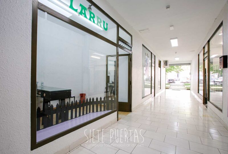 Local comercial en venta en Bidebieta 1, La Paz. En galería comercial.