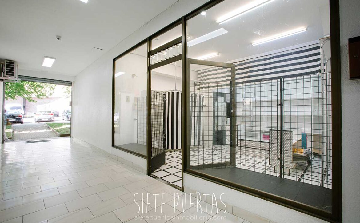 Local comercial en venta en Bidebieta 1, La Paz. En galería comercial.